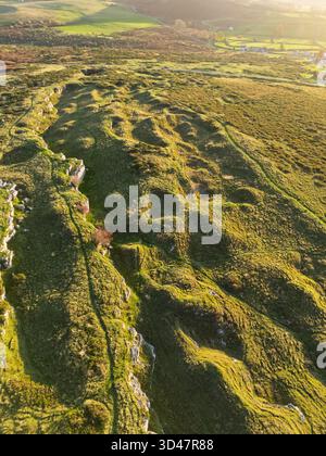 Vecchie miniere di piombo e zinco che segnano il paesaggio sul monte Halkyn nel Flintshire con un muro di pietra calcarea visibile che trasporta fossili Foto Stock