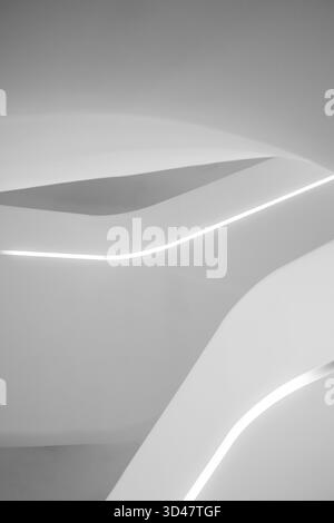 Dettagli architettonici minimalisti astratti con linee curve e illuminazione a LED integrata. Foto Stock