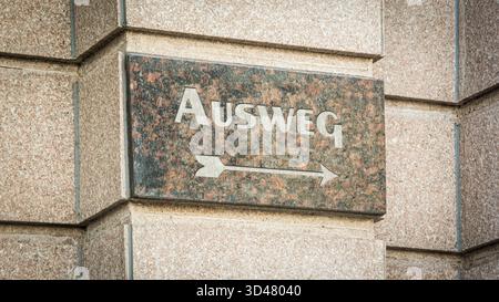 L'immagine mostra un cartello e un cartello in direzione uscita in tedesco. Foto Stock