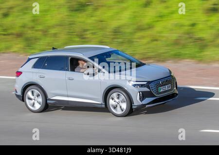 Audi Q4 e-Tron S Line 40 grigia 2023, SUV elettrico, rivestimento S line, catena cinematica 40 (150 kW) con una batteria più grande da 77 kWh; viaggia a velocità sostenuta sull'autostrada M61, regno unito Foto Stock