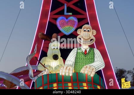 Longleat, Wiltshire, Regno Unito. 8 novembre 2025. Gigantesche lanterne cinesi illuminate raffiguranti i personaggi di Wallace e Gromit che visitano i simboli del Regno Unito sono esposte all'annuale Festival of Light di Longleat nel Wiltshire. Il festival celebrerà anche la fauna selvatica britannica e i famosi cantanti nel corso dei decenni. Il Festival della luce si svolgerà in date selezionate dall'8 novembre 2025 all'11 gennaio 2026. Crediti: Alison Eckett / Alamy Live News Foto Stock