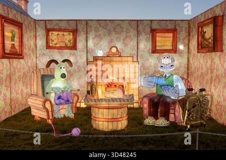 Longleat, Wiltshire, Regno Unito. 8 novembre 2025. Gigantesche lanterne cinesi illuminate raffiguranti i personaggi di Wallace e Gromit che visitano i simboli del Regno Unito sono esposte all'annuale Festival of Light di Longleat nel Wiltshire. Il festival celebrerà anche la fauna selvatica britannica e i famosi cantanti nel corso dei decenni. Il Festival della luce si svolgerà in date selezionate dall'8 novembre 2025 all'11 gennaio 2026. Crediti: Alison Eckett / Alamy Live News Foto Stock