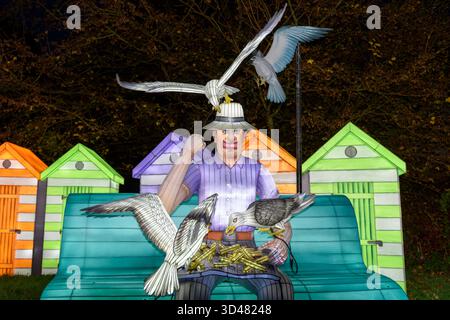 Longleat, Wiltshire, Regno Unito. 8 novembre 2025. Gigantesche lanterne cinesi illuminate raffiguranti i personaggi di Wallace e Gromit che visitano i simboli del Regno Unito sono esposte all'annuale Festival of Light di Longleat nel Wiltshire. Il festival celebrerà anche la fauna selvatica britannica e i famosi cantanti nel corso dei decenni. Il Festival della luce si svolgerà in date selezionate dall'8 novembre 2025 all'11 gennaio 2026. Crediti: Alison Eckett / Alamy Live News Foto Stock