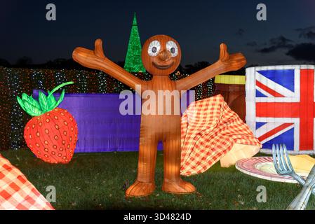 Longleat, Wiltshire, Regno Unito. 8 novembre 2025. Gigantesche lanterne cinesi illuminate raffiguranti i personaggi di Wallace e Gromit che visitano i simboli del Regno Unito sono esposte all'annuale Festival of Light di Longleat nel Wiltshire. Il festival celebrerà anche la fauna selvatica britannica e i famosi cantanti nel corso dei decenni. Il Festival della luce si svolgerà in date selezionate dall'8 novembre 2025 all'11 gennaio 2026. Crediti: Alison Eckett / Alamy Live News Foto Stock