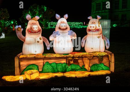 Longleat, Wiltshire, Regno Unito. 8 novembre 2025. Gigantesche lanterne cinesi illuminate raffiguranti i personaggi di Wallace e Gromit che visitano i simboli del Regno Unito sono esposte all'annuale Festival of Light di Longleat nel Wiltshire. Il festival celebrerà anche la fauna selvatica britannica e i famosi cantanti nel corso dei decenni. Il Festival della luce si svolgerà in date selezionate dall'8 novembre 2025 all'11 gennaio 2026. Crediti: Alison Eckett / Alamy Live News Foto Stock
