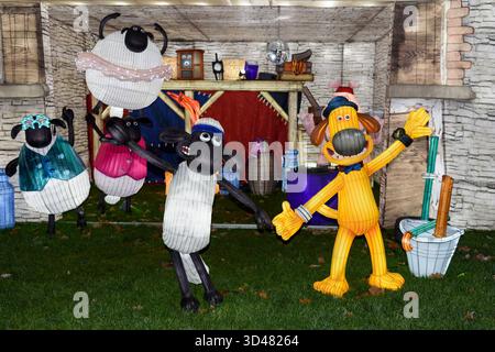 Longleat, Wiltshire, Regno Unito. 8 novembre 2025. Gigantesche lanterne cinesi illuminate raffiguranti i personaggi di Wallace e Gromit che visitano i simboli del Regno Unito sono esposte all'annuale Festival of Light di Longleat nel Wiltshire. Il festival celebrerà anche la fauna selvatica britannica e i famosi cantanti nel corso dei decenni. Il Festival della luce si svolgerà in date selezionate dall'8 novembre 2025 all'11 gennaio 2026. Crediti: Alison Eckett / Alamy Live News Foto Stock