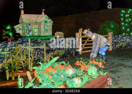 Longleat, Wiltshire, Regno Unito. 8 novembre 2025. Gigantesche lanterne cinesi illuminate raffiguranti i personaggi di Wallace e Gromit che visitano i simboli del Regno Unito sono esposte all'annuale Festival of Light di Longleat nel Wiltshire. Il festival celebrerà anche la fauna selvatica britannica e i famosi cantanti nel corso dei decenni. Il Festival della luce si svolgerà in date selezionate dall'8 novembre 2025 all'11 gennaio 2026. Crediti: Alison Eckett / Alamy Live News Foto Stock