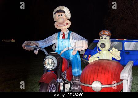 Longleat, Wiltshire, Regno Unito. 8 novembre 2025. Gigantesche lanterne cinesi illuminate raffiguranti i personaggi di Wallace e Gromit che visitano i simboli del Regno Unito sono esposte all'annuale Festival of Light di Longleat nel Wiltshire. Il festival celebrerà anche la fauna selvatica britannica e i famosi cantanti nel corso dei decenni. Il Festival della luce si svolgerà in date selezionate dall'8 novembre 2025 all'11 gennaio 2026. Crediti: Alison Eckett / Alamy Live News Foto Stock