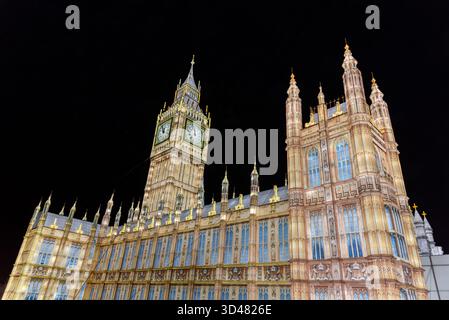 Longleat, Wiltshire, Regno Unito. 8 novembre 2025. Gigantesche lanterne cinesi illuminate raffiguranti i personaggi di Wallace e Gromit che visitano i simboli del Regno Unito sono esposte all'annuale Festival of Light di Longleat nel Wiltshire. Il festival celebrerà anche la fauna selvatica britannica e i famosi cantanti nel corso dei decenni. Il Festival della luce si svolgerà in date selezionate dall'8 novembre 2025 all'11 gennaio 2026. Crediti: Alison Eckett / Alamy Live News Foto Stock