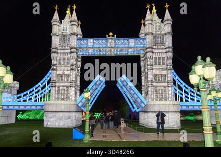 Longleat, Wiltshire, Regno Unito. 8 novembre 2025. Gigantesche lanterne cinesi illuminate raffiguranti i personaggi di Wallace e Gromit che visitano i simboli del Regno Unito sono esposte all'annuale Festival of Light di Longleat nel Wiltshire. Il festival celebrerà anche la fauna selvatica britannica e i famosi cantanti nel corso dei decenni. Il Festival della luce si svolgerà in date selezionate dall'8 novembre 2025 all'11 gennaio 2026. Crediti: Alison Eckett / Alamy Live News Foto Stock