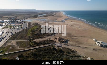 Vista aerea della spiaggia incontaminata di Castilnovo a Conil de la Frontera, Andalusia Foto Stock