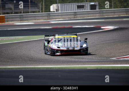 54 LACORTE Nicola (ita), Vista AF Corse, Ferrari 296 LMGT3 #54, LM GT3, azione durante le 8 ore del Bahrain 2025, ottavo round del Campionato Mondiale Endurance 2025 FIA, dal 6 all'8 novembre 2025 sul circuito Internazionale del Bahrain a Sakhir, Bahrain Foto Stock
