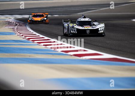 94 CASSIDY Nick (nzl), JAKOBSEN Malthe (dnk), Peugeot TotalEnergies, Peugeot 9X8 #94, Hypercar, azione durante le 8 ore del Bahrain 2025, ottavo round del Campionato Mondiale Endurance 2025 FIA, dal 6 all'8 novembre 2025 sul circuito Internazionale del Bahrain a Sakhir, in Bahrain Foto Stock