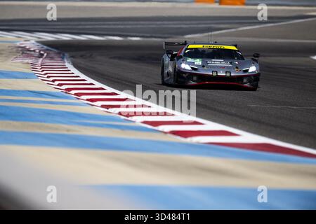 54 LACORTE Nicola (ita), Vista AF Corse, Ferrari 296 LMGT3 #54, LM GT3, azione durante le 8 ore del Bahrain 2025, ottavo round del Campionato Mondiale Endurance 2025 FIA, dal 6 all'8 novembre 2025 sul circuito Internazionale del Bahrain a Sakhir, Bahrain Foto Stock