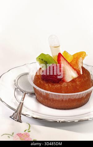Rum baba su un piatto bianco Foto Stock