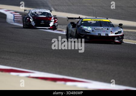54 LACORTE Nicola (ita), Vista AF Corse, Ferrari 296 LMGT3 #54, LM GT3, azione durante le 8 ore del Bahrain 2025, ottavo round del Campionato Mondiale Endurance 2025 FIA, dal 6 all'8 novembre 2025 sul circuito Internazionale del Bahrain a Sakhir, Bahrain Foto Stock