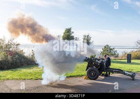 Clifftown Parade, Southend on Sea, Essex, Regno Unito. 9 novembre 2025. Il servizio domenicale della memoria si svolge presso il Southend War Memorial, sopra il lungomare di Southend on Sea. Il fuoco di un cannone da 25 libbre fornito dalla Shoeburyness and South Essex Branch Royal Artillery Association è stato usato per segnare l'inizio e la fine dei due minuti di silenzio Foto Stock