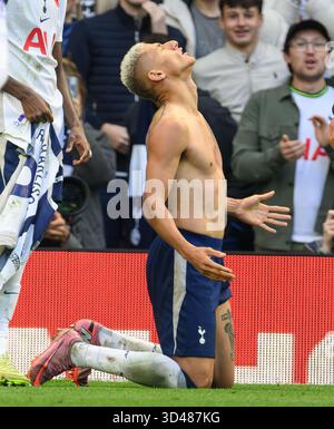 Londra, Regno Unito. 8 novembre 2025. Tottenham Hotspur V Manchester United - Premier League - Tottenham Hotspur Stadium - Londra. Richarlison celebra il suo obiettivo. Crediti immagine: Mark Pain / Alamy Live News Foto Stock