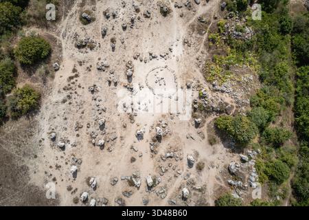 Ammira il cerchio di pietre a Pobiti Kamani, pietre piantate anche chiamate deserto di pietra, fenomeno roccioso simile a un deserto nella provincia di Varna in Bulgaria Foto Stock