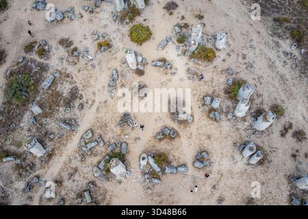 Alto angolo drone vista di Pobiti Kamani - pietre piantate chiamato anche deserto di pietra, deserto-come fenomeno di roccia nella provincia di Varna in Bulgaria Foto Stock