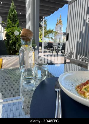 due bicchieri vuoti e una bottiglia d'acqua sul tavolo. Riprese 4K di alta qualità Foto Stock