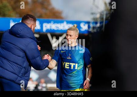 Londra, Regno Unito. 9 novembre 2025. Martin ho, Tottenham Hotspur Women Head Coach e Bethany England of Tottenham Hotspur Women prima della partita Barclays Women's Super League tra London City Lionesses e Tottenham Hotspur Women al CopperJax Community Stadium.crediti: Suzanne Lycett/Alamy. Foto Stock