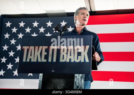 Houston, Stati Uniti. 8 novembre 2025. Governatore della California, Gavin Newsom parla durante un raduno democratico della contea di Harris tenutosi a Houston, Texas, l'8 novembre 2025. (Foto di Violeta Alvarez/Sipa USA) credito: SIPA USA/Alamy Live News Foto Stock