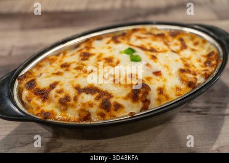 Costoletta di pollo al formaggio servita con riso fritto profumato. Foto Stock