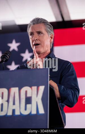 Houston, Stati Uniti. 8 novembre 2025. Governatore della California, Gavin Newsom parla durante un raduno democratico della contea di Harris tenutosi a Houston, Texas, l'8 novembre 2025. (Foto di Violeta Alvarez/Sipa USA) credito: SIPA USA/Alamy Live News Foto Stock