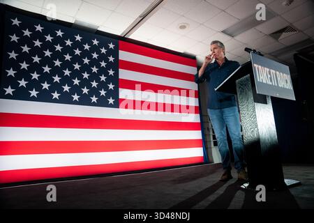 Houston, Stati Uniti. 8 novembre 2025. Governatore della California, Gavin Newsom parla durante un raduno democratico della contea di Harris tenutosi a Houston, Texas, l'8 novembre 2025. (Foto di Violeta Alvarez/Sipa USA) credito: SIPA USA/Alamy Live News Foto Stock