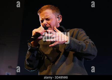 REGNO UNITO. 8 novembre 2025. LONDRA, INGHILTERRA - 08 NOVEMBRE: Kae Tempest si esibisce alla Brixton Academy l'8 novembre 2025 a Londra, Inghilterra.CAP/Mar © Mar/Capital Pictures Credit: Capital Pictures/Alamy Live News Foto Stock