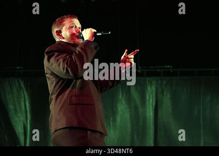 REGNO UNITO. 8 novembre 2025. LONDRA, INGHILTERRA - 08 NOVEMBRE: Kae Tempest si esibisce alla Brixton Academy l'8 novembre 2025 a Londra, Inghilterra.CAP/Mar © Mar/Capital Pictures Credit: Capital Pictures/Alamy Live News Foto Stock