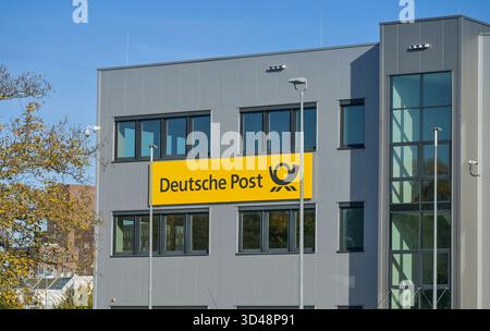 Logo Deutsche Post, DHL Zustellbasis Charlottenburg, Rohrdamm, Siemensstadt, Spandau, Berlino *** logo Deutsche Post, base di consegna DHL Charlottenburg, Rohrdamm, Siemensstadt, Spandau, Berlino Foto Stock