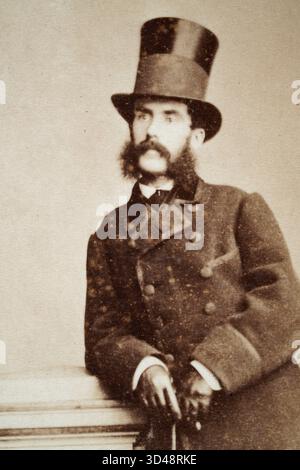 Fotografia vintage, uomo, cappello, basette muttonchopsm, Capitano Creagh, forse Garrett o'Moore Creagh VC un ufficiale dell'esercito britannico e un destinatario irlandese della Victoria Cross, seconda guerra anglo-afghana, late1860, all'inizio degli anni 1870 Foto Stock