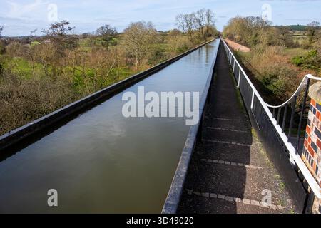 Edstone Aqueduct sul canale Stratford-upon-Avon in una mattinata limpida Foto Stock