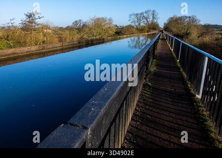 Edstone Aqueduct sul canale Stratford-upon-Avon in una mattinata limpida Foto Stock