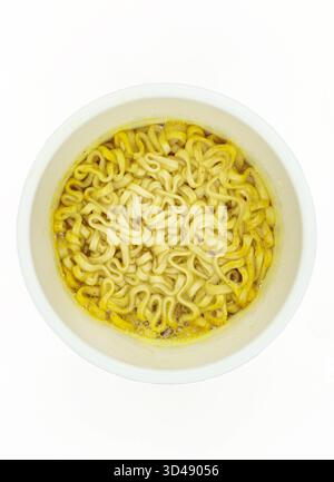 Spaghetti istantanei in una tazza di plastica isolata su sfondo bianco. Sopra l'angolo Foto Stock