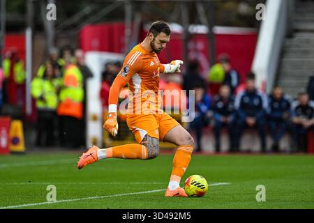 The City Ground, Nottingham, Regno Unito. 9 novembre 2025. Premier League Football, Nottingham Forest contro Leeds United; Lucas Perri del Leeds UnitedClear la palla Upfield Credit: Action Plus Sports/Alamy Live News Foto Stock