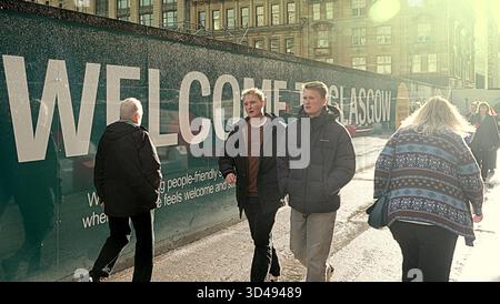 Glasgow, Scozia, Regno Unito. 9 novembre 2025. Meteo nel Regno Unito: Giorno umido e buio sul centro della città, mentre la gente del posto e l'ultimo dei turisti camminano per la città. Credit Gerard Ferry/Alamy Live News Foto Stock