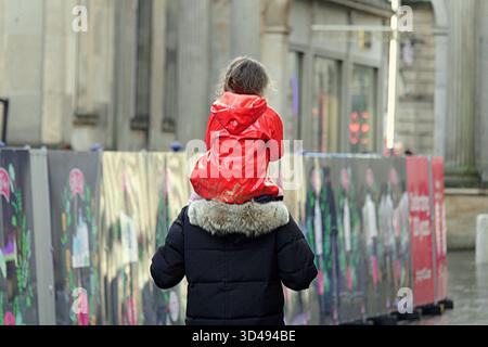 Glasgow, Scozia, Regno Unito. 9 novembre 2025. Meteo nel Regno Unito: Giorno umido e buio sul centro della città, mentre la gente del posto e l'ultimo dei turisti camminano per la città. Credit Gerard Ferry/Alamy Live News Foto Stock