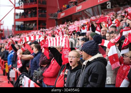 Nottingham, Regno Unito. 9 novembre 2025. Tifosi del Nottingham Forest durante la partita di Premier League tra Nottingham Forest e Leeds United al City Ground di Nottingham. Credito: SPP Sport Press Photo. /Alamy Live News Foto Stock