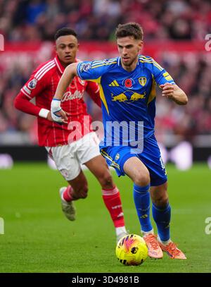 Anton Stach (a destra) del Leeds United e Dan Ndoye del Nottingham Forest in azione durante la partita di Premier League al City Ground di Nottingham. Data foto: Domenica 9 novembre 2025. Foto Stock