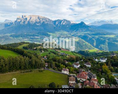 Collalbo, Italia - 4 ottobre 2025: Veduta aerea di Collalbo, noto anche come Klobenstein, paese sull'altopiano del Ritten vicino a Bolzano, in alto Adige, N Foto Stock