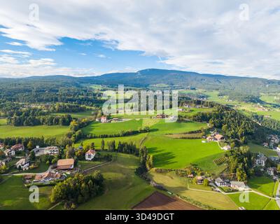 Collalbo, Italia - 4 ottobre 2025: Veduta aerea di Collalbo, noto anche come Klobenstein, paese sull'altopiano del Ritten vicino a Bolzano, in alto Adige, N Foto Stock