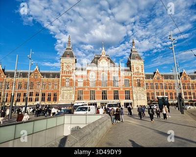 La monumentale stazione ferroviaria centrale di Amsterdam, Paesi Bassi UE in una giornata di sole; Amsterdam Centraal di Pierre Cuypers Foto Stock
