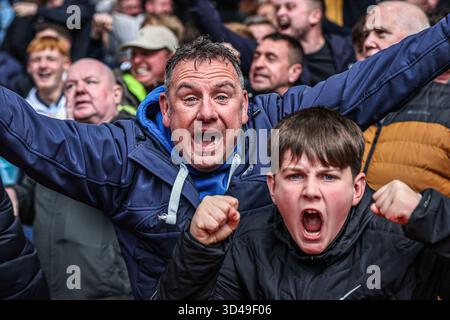 I tifosi del Leeds celebrano il primo gol della partita durante la partita di Premier League Nottingham Forest vs Leeds United al City Ground, Nottingham, Regno Unito, 9 novembre 2025 (foto di Alfie Cosgrove/News Images) *** GER AUT sui OUT *** Foto Stock