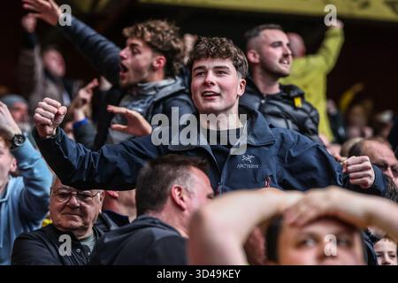 Nottingham, Regno Unito. 9 novembre 2025. I tifosi del Leeds celebrano il primo gol della partita durante la partita di Premier League Nottingham Forest vs Leeds United al City Ground, Nottingham, Regno Unito, 9 novembre 2025 (foto di Alfie Cosgrove/News Images) *** GER AUT sui OUT *** a Nottingham, Regno Unito, il 9/11/2025. (Foto di Alfie Cosgrove/News Images/Sipa USA) credito: SIPA USA/Alamy Live News Foto Stock