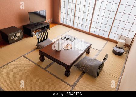 Interno della tradizionale camera giapponese Ryokan in Giappone, dove le persone vivono dormendo in una camera con materassi tatami Foto Stock