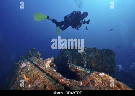 Tuffati con fotocamera e pinne gialle su un vecchio relitto in mare aperto nel Mediterraneo vicino a Hyeres, al sito di immersione del relitto Michel C, alla penisola di Giens, al po Foto Stock