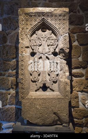 Rilievo in pietra elaborato con croce e ornamenti su un muro, khachkar, pietra a croce armena, monastero di Tatev, monastero apostolico armeno, Syunik Prov Foto Stock